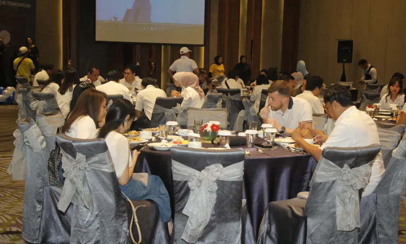Peserta gathering menikmati makan bersama di ruang acara indoor.