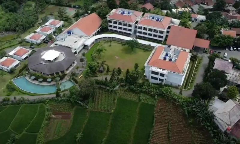 Tampak udara area 5G Resort Cijeruk Bogor dengan bangunan penginapan, restoran, kolam renang, dan area hijau.
