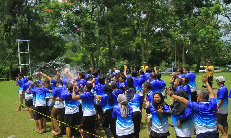 Kelompok peserta mengikuti aktivitas outbound bersama di area terbuka