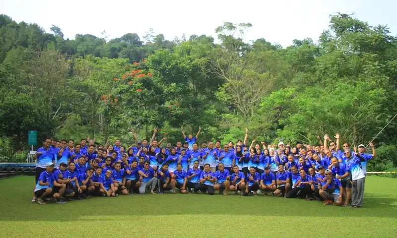 Rombongan perusahaan mengikuti gathering plus outbound di area hijau Albero Hotel Pancawati Bogor bersama BoundEx