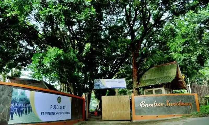Pintu masuk Bamboo Sanctuary Pancawati sebagai venue alam untuk gathering dan outbound bersama BoundEx
