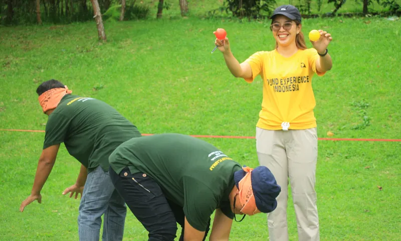 Fasilitator BoundEx memandu fun games outdoor untuk peserta gathering di CIGWA Green World Adventure Puncak Bogor