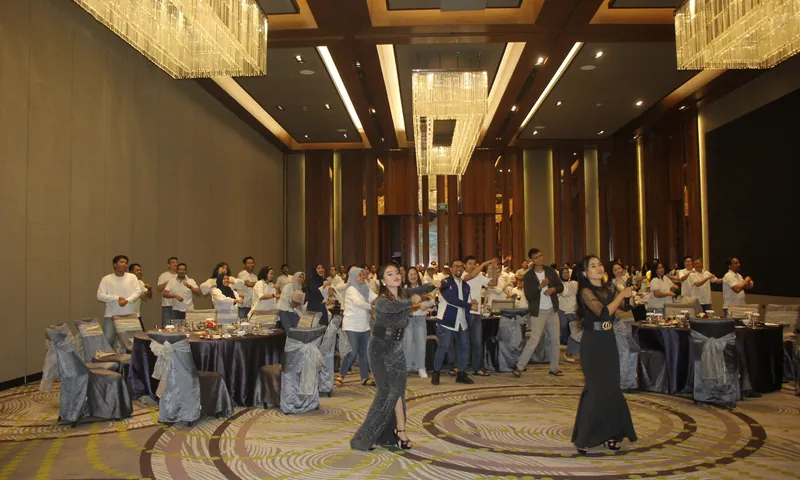 Peserta outing kantor mengikuti sesi gala dinner dan hiburan di ballroom