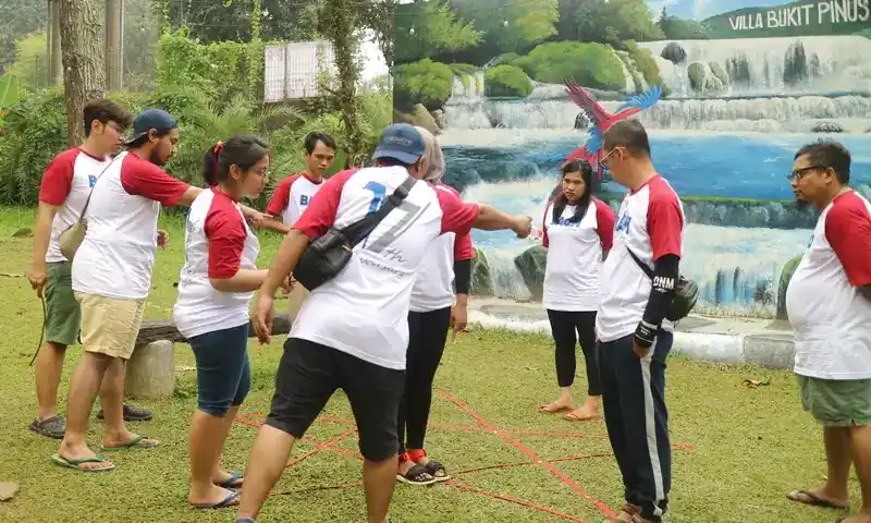 Peserta outing perusahaan mengikuti games outbound di Villa Bukit Pinus Pancawati Bogor