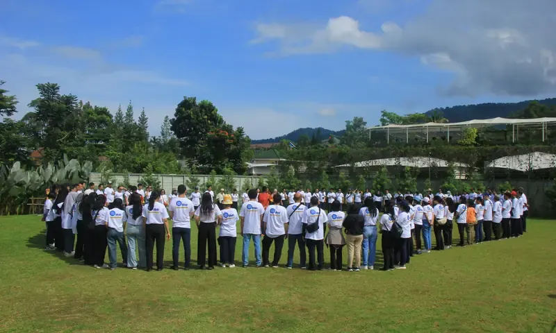 Rombongan peserta gathering berdiri melingkar di lapangan venue Puncak untuk pembukaan program outbound BoundEx