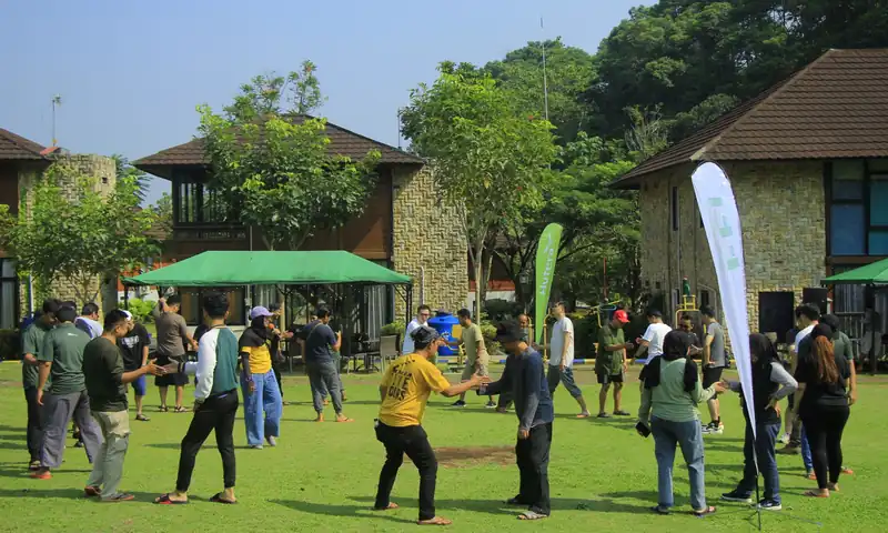 Gathering perusahaan di area outdoor Megamendung Puncak dengan fasilitator BoundEx memandu fun games.