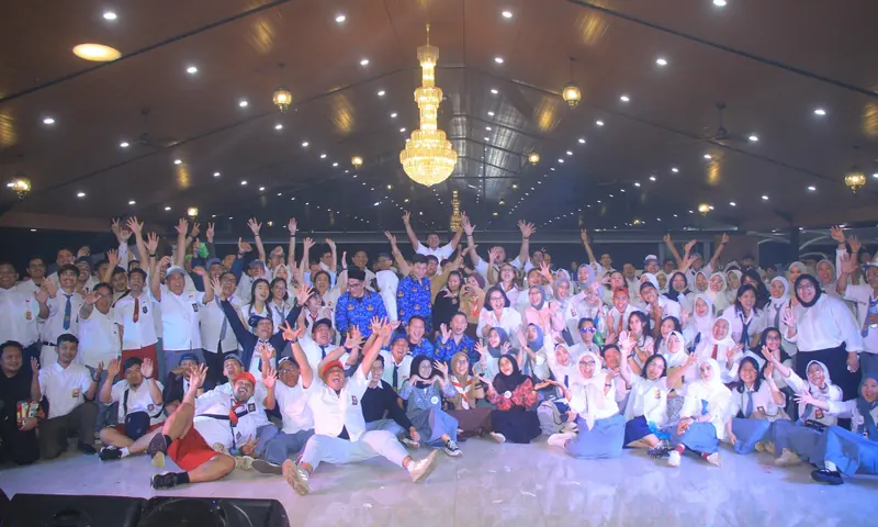Kelompok peserta gathering perusahaan berfoto bersama setelah rangkaian acara