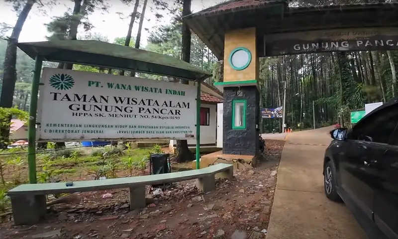 Gerbang Taman Wisata Alam Gunung Pancar di Sentul sebagai akses masuk menuju area hutan pinus