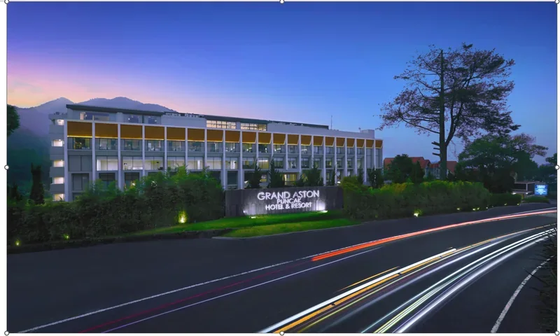 Tampak eksterior Grand Aston Puncak Hotel & Resort di kawasan Puncak/Ciloto dengan suasana pegunungan