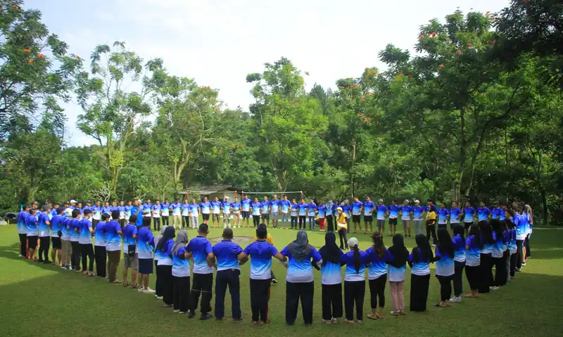 Peserta perusahaan membentuk lingkaran besar saat sesi outbound Pancawati Bogor bersama fasilitator BoundEx