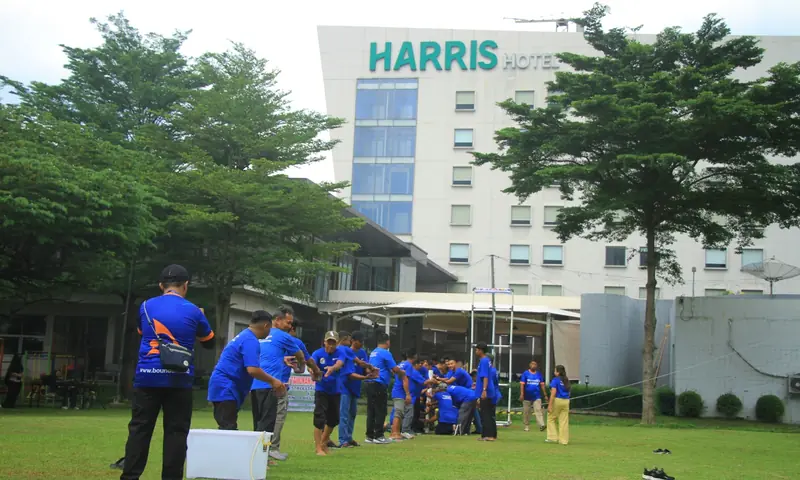 Peserta perusahaan mengikuti aktivitas outbound di area HARRIS Hotel Sentul City Bogor bersama BoundEx