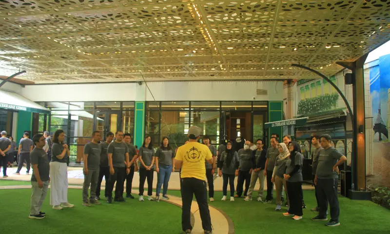 Fasilitator BoundEx memberi briefing kepada peserta outing kantor di area outdoor Puncak Bogor