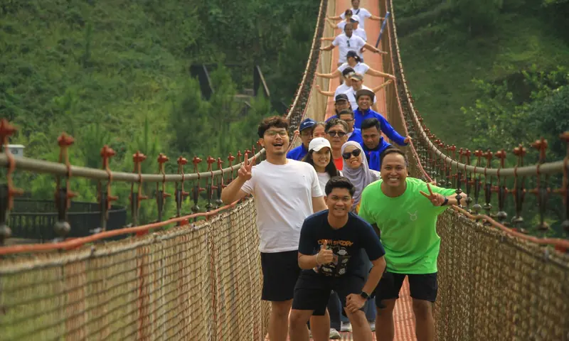 Peserta gathering perusahaan di suspension bridge Lido Lake Resort Bogor bersama BoundEx