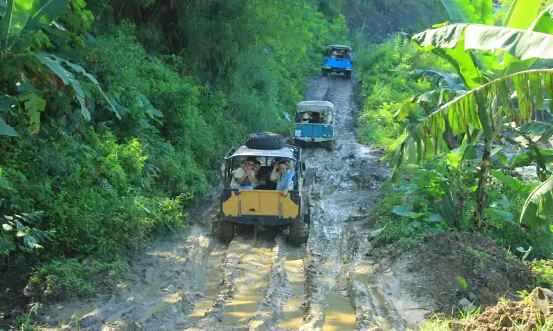Kendaraan offroad melintasi jalur berlumpur sebagai add-on aktivitas gathering di kawasan Sentul