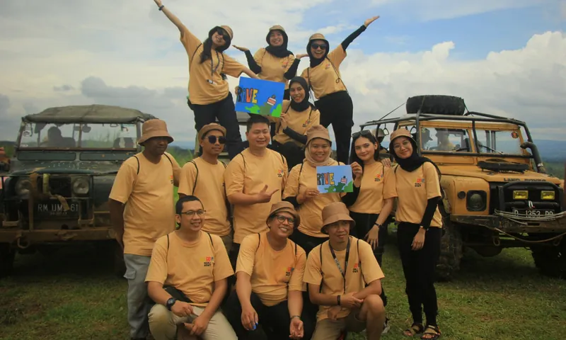 Foto grup peserta perusahaan dengan beberapa Land Rover setelah paket offroad Bogor.