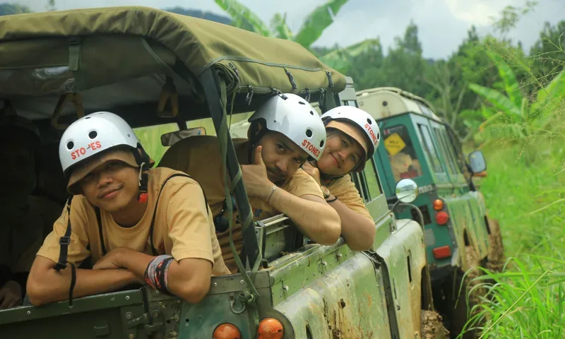 Peserta outbound berada di kendaraan offroad sebagai aktivitas adventure di kawasan Puncak bersama BoundEx