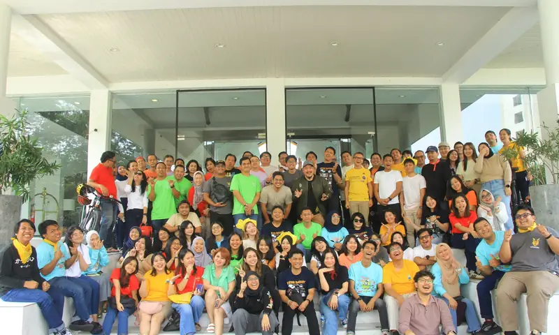 Peserta kegiatan outbound perusahaan berfoto bersama dalam acara kelompok