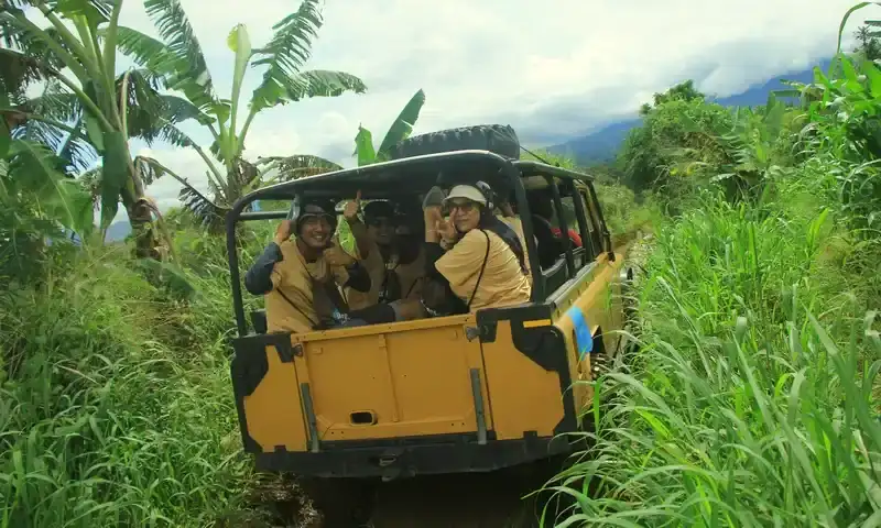 Peserta outbound Pancawati menaiki kendaraan offroad di jalur alam Bodogol Lido