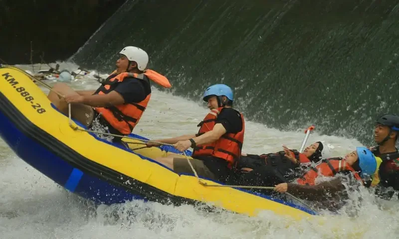 Peserta outbound Pancawati melakukan rafting di Sungai Cisadane Bogor dengan perlengkapan keselamatan