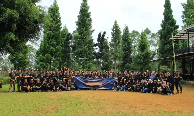 Peserta outing kantor berfoto bersama di area hijau Pancawati Bogor