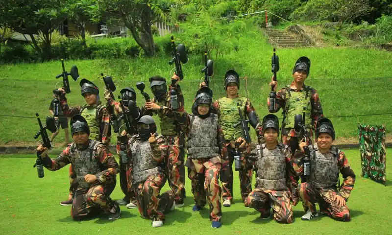 Peserta paintball gathering Bogor berpose dengan perlengkapan permainan setelah aktivitas team challenge