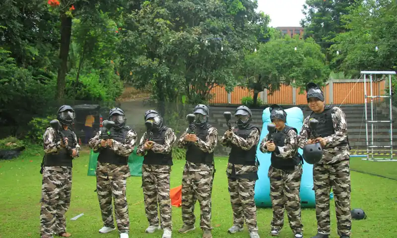Peserta mengenakan perlengkapan paintball untuk paket plus outbound Bogor