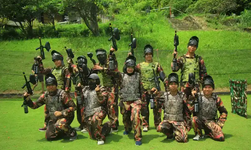 Peserta outbound memakai perlengkapan paintball sebagai aktivitas adventure di kawasan Puncak bersama BoundEx