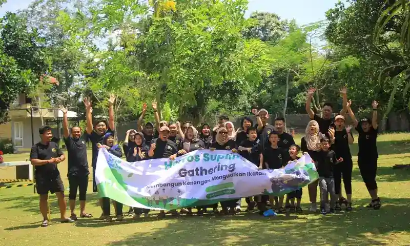 Peserta perusahaan dan keluarga berfoto bersama dalam paket family gathering di Bogor