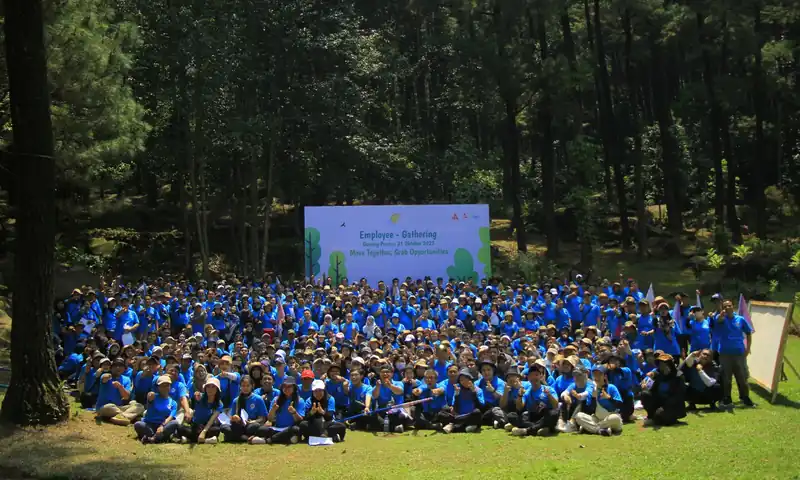 Peserta employee gathering Bogor 2D1N berfoto bersama di area outdoor hutan pinus bersama BoundEx