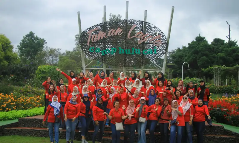 Rombongan peserta gathering berfoto di area signage Camp Hulu Cai Resort Bogor