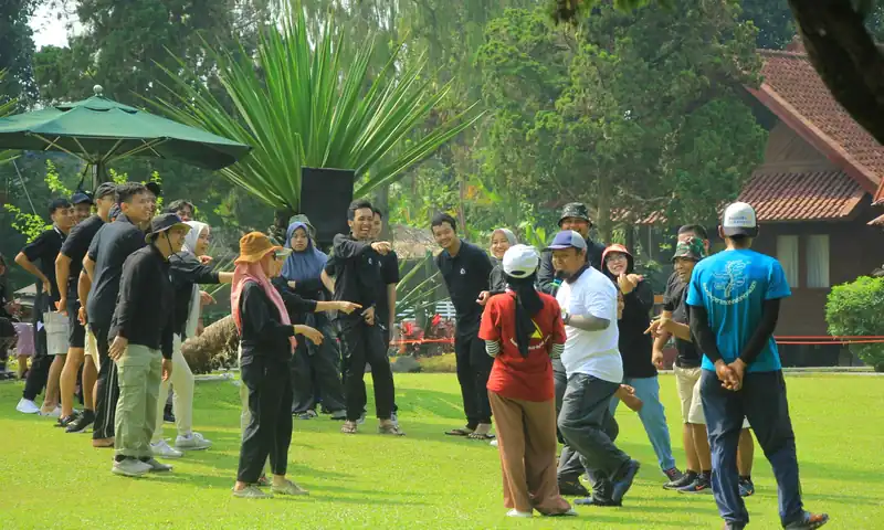 Kegiatan gathering dan outbound perusahaan di area rumput Citra Cikopo Hotel & Family Cottages Puncak Bogor bersama BoundEx