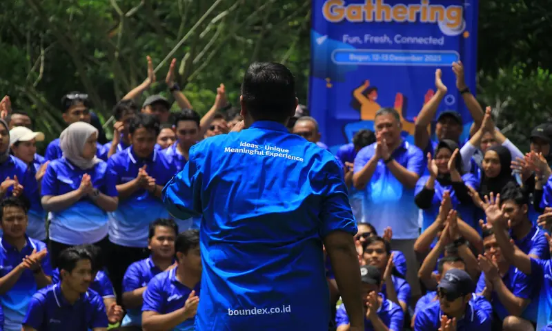 Fasilitator BoundEx memimpin peserta gathering perusahaan di area hijau Pancawati Bogor.