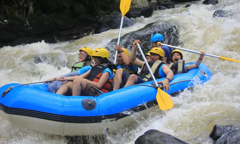 Peserta outing kantor mengikuti rafting Cisadane dengan perlengkapan helm dan pelampung dalam paket outbound Bogor bersama BoundEx.