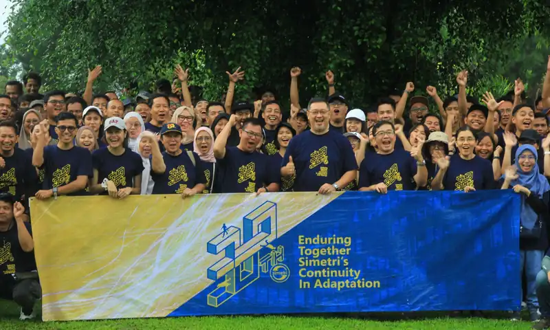 Peserta gathering perusahaan berfoto bersama di area outdoor sebagai ilustrasi perbandingan Pancawati, Sentul, dan Puncak.