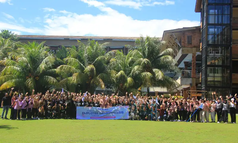 Foto grup employee gathering perusahaan di lapangan Grand Mulya Sentul Bogor