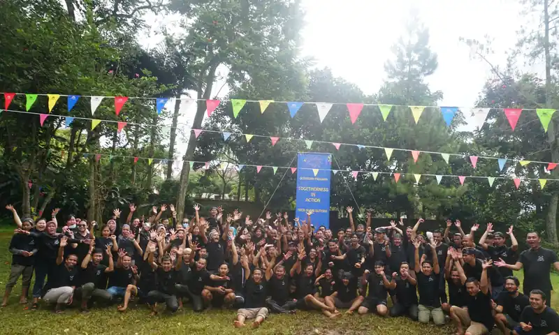 Peserta gathering dan outbound perusahaan di area outdoor The Village Resort Pancawati bersama BoundEx