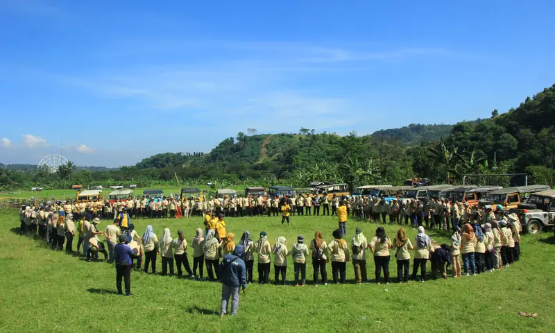 Peserta outbound perusahaan membentuk lingkaran besar di area outdoor Bogor bersama BoundEx