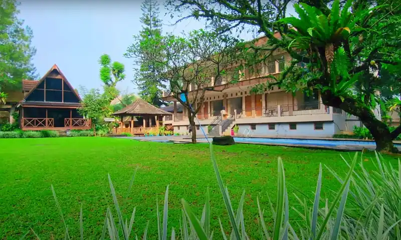 Area lapangan, kolam renang, dan bangunan penginapan di Santa Monica Resort Pancawati untuk gathering dan outbound perusahaan.
