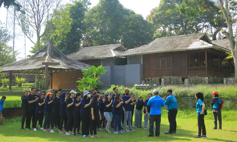 Peserta gathering perusahaan mengikuti outbound di area hijau Tjapoeng Resort Pancawati