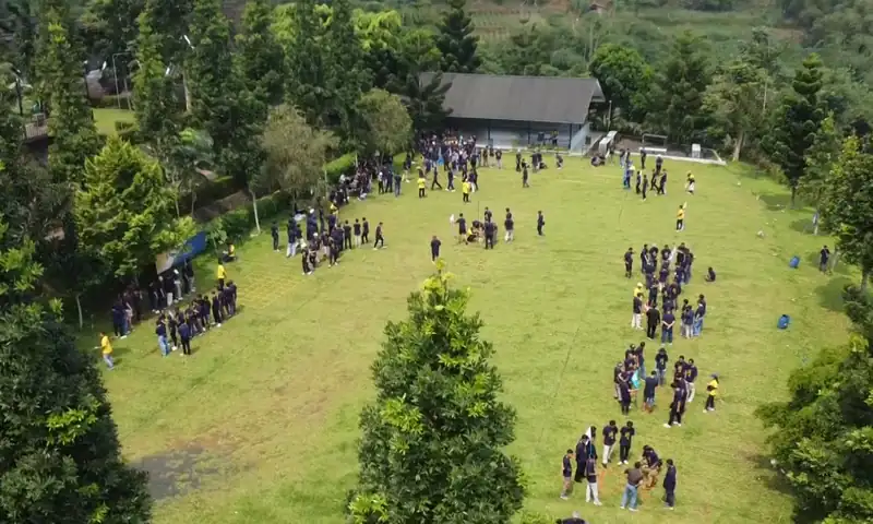 Rombongan perusahaan mengikuti aktivitas gathering di lapangan hijau venue Pancawati bersama fasilitator BoundEx