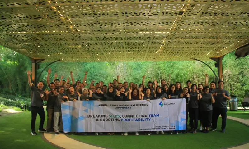 Peserta gathering perusahaan bersama BoundEx berfoto kelompok di area semi-outdoor Pullman Ciawi Vimala Hills Resort Spa & Convention