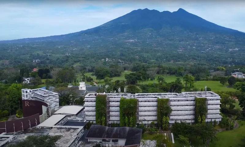 Pemandangan udara R Hotel Rancamaya Golf & Resort dengan latar Gunung Salak untuk corporate retreat di Bogor