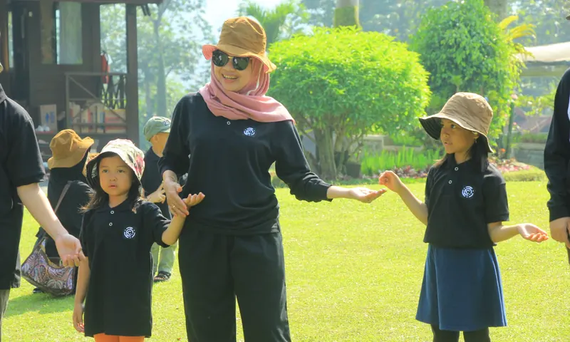 Peserta outing keluarga dan employee gathering mengikuti aktivitas di Royal Safari Garden
