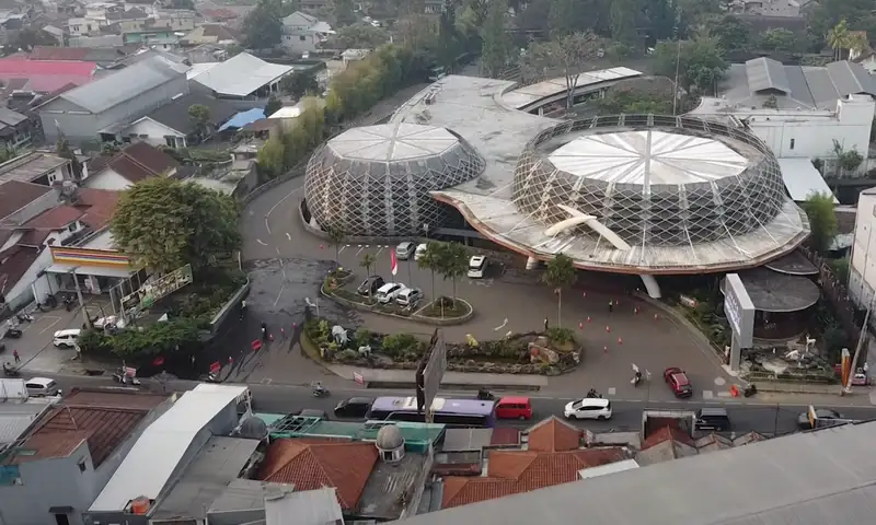 Tampak udara area depan Royal Safari Garden Puncak untuk venue gathering perusahaan
