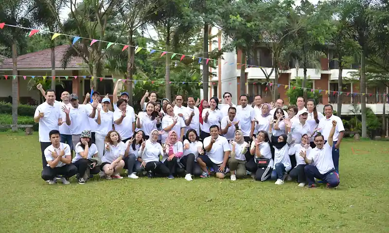 Rombongan peserta gathering perusahaan di lapangan Taman Bukit Palem Pancawati bersama BoundEx