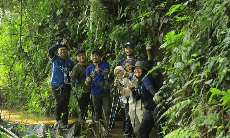 Peserta adventure gathering melakukan trekking di jalur alam Bogor dengan perlengkapan aktivitas luar ruang