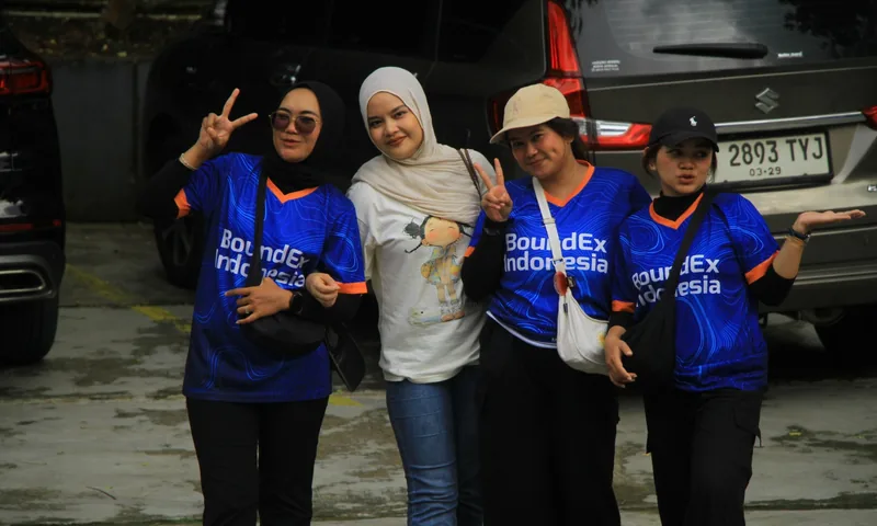 Tim BoundEx bersama peserta dalam kegiatan outbound perusahaan
