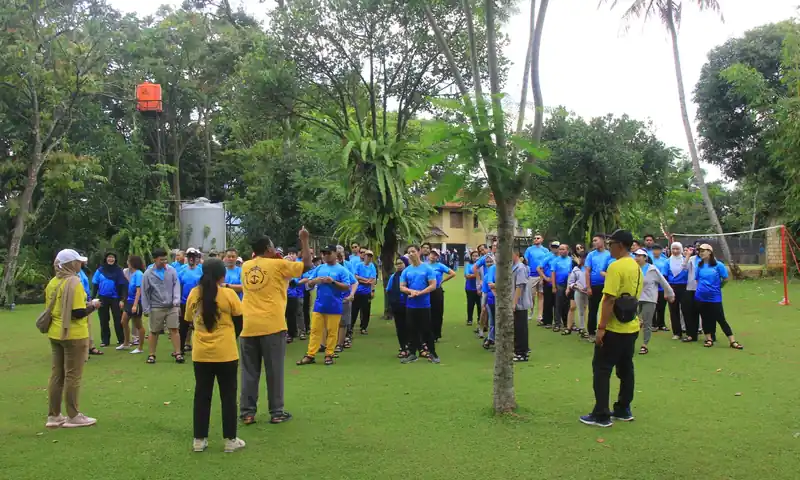 Fasilitator BoundEx memberi arahan kepada peserta outbound perusahaan di area outdoor.